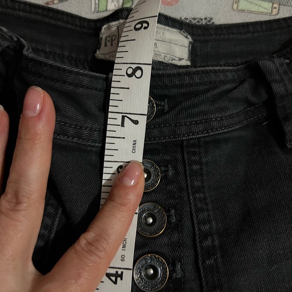 Free People Women's Mid-Rise Relaxed Mountaineer Jeans Faded Black Size 0 - Picture 10 of 12